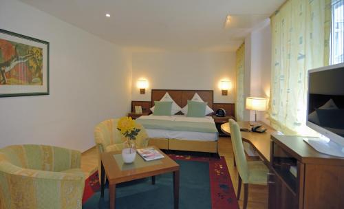 a hotel room with a bed and a table and chairs at Hotel An der Philharmonie in Cologne