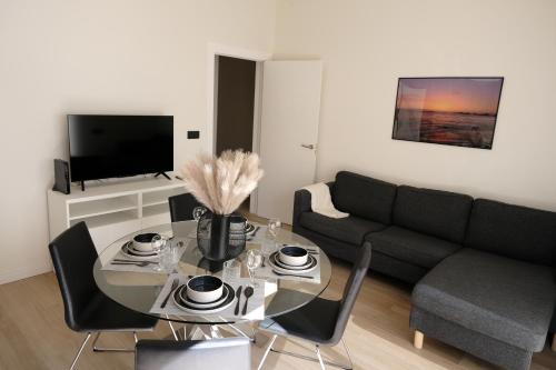 un salon avec une table et un canapé dans l'établissement Urban Oasis La Palma, à Santa Cruz de la Palma