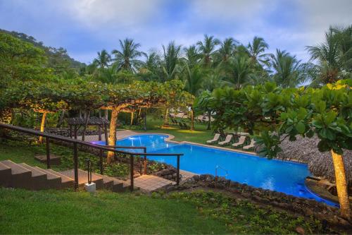 un complejo con piscina y árboles en Punta Islita, Autograph Collection, en Islita