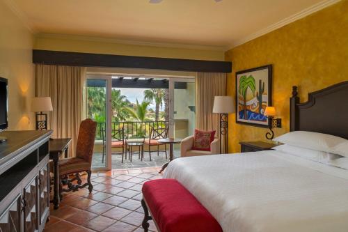 Habitación de hotel con cama y balcón en Hacienda del Mar Los Cabos, Autograph Collection, en Cabo San Lucas