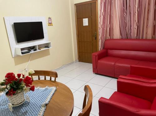 Televiisor ja/või meelelahutuskeskus majutusasutuses Apartamento em Frente a Praia - não vista mar