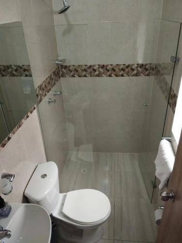 薩瓦內塔的住宿－Habitación doble con baño privado，浴室配有卫生间、淋浴和盥洗盆。