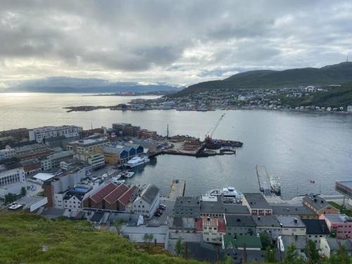 uma vista para um porto com barcos na água em Topview em Hammerfest