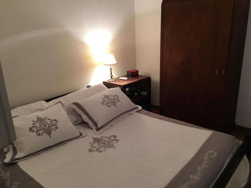 een slaapkamer met een bed met 2 kussens erop bij Quaint, cozy apart in best location in Montevideo