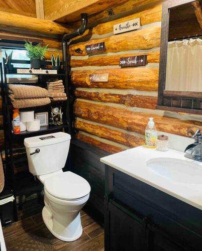 Ένα μπάνιο στο Little Cabin in the Woods.