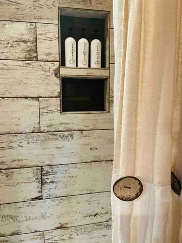 Ένα μπάνιο στο Little Cabin in the Woods.