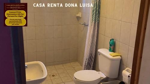 ein Bad mit einem WC und einem Waschbecken in der Unterkunft Casa Renta Dona Luisa Hostel in Mulegé