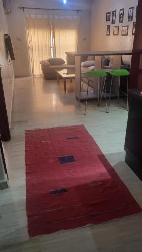 alfombra roja en el suelo de la sala de estar en hamza en Marrakech