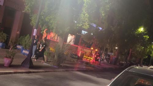 Un camión de bomberos está al lado de una calle. en hamza en Marrakech