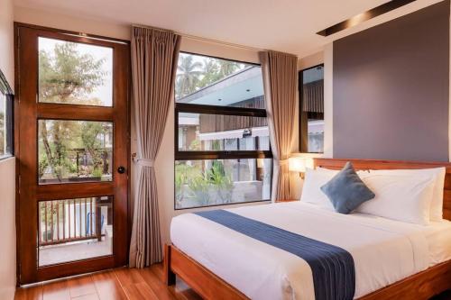 Postel nebo postele na pokoji v ubytování Lakeview Suite
