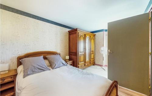 Schlafzimmer mit einem Bett mit einem Kopfteil aus Holz in der Unterkunft Nice Home In La Grimaudire With House A Panoramic View 