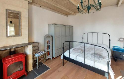 1 dormitorio con 1 cama y chimenea en 4 Bedroom Amazing Home In Ambars-et-lagrave, en Ambarès-et-Lagrave
