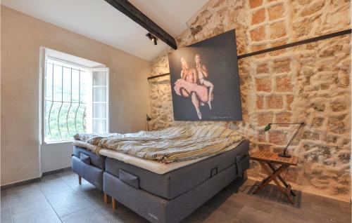 um quarto com uma cama numa parede de tijolos em Gorgeous Home In Contes With Kitchen em Contes
