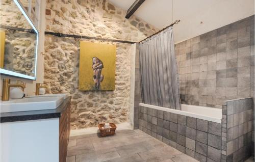 uma casa de banho com um chuveiro e um lavatório. em Gorgeous Home In Contes With Kitchen em Contes