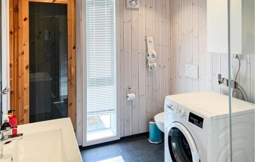 een keuken met een wasmachine in de badkamer bij 4 Bedroom Lovely Home In Lillehammer in Lillehammer