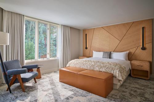 ein Schlafzimmer mit einem großen Bett und einem Stuhl in der Unterkunft Viewline Resort Snowmass, Autograph Collection in Snowmass Village