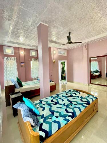 sypialnia z łóżkiem i kanapą w pokoju w obiekcie Namdang Homestay w mieście Sibsāgar