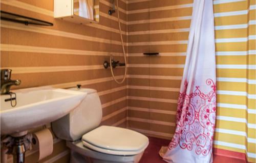 a bathroom with a toilet and a sink at Lovely Home In Ringebu With House A Mountain View in Ringebu