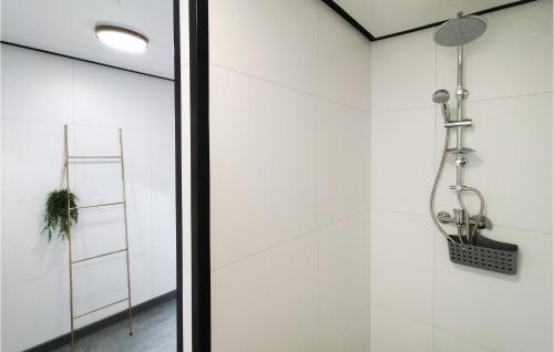 um chuveiro numa casa de banho com paredes brancas em Lovely Home In Heinkenszand With Kitchen em heinkenszand
