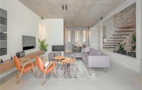 Una sala de estar con un sofá, una mesa y sillas. en Villa Sunray 1, en Šibenik