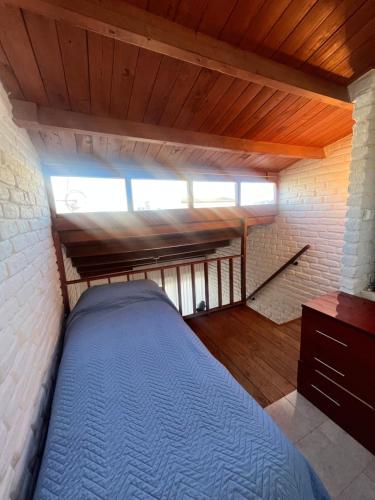 Cette chambre comprend un grand lit et un plafond en bois. dans l'établissement Casa MAR, à Playa Unión
