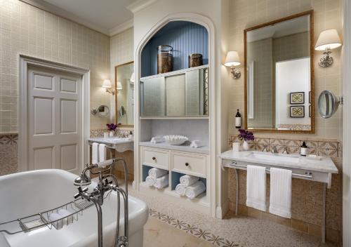 a bathroom with two sinks and a tub and a mirror at Fairmont San Francisco in San Francisco