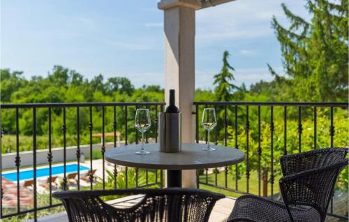 een tafel met twee glazen wijn op een balkon bij Villa Pepi in Pulići