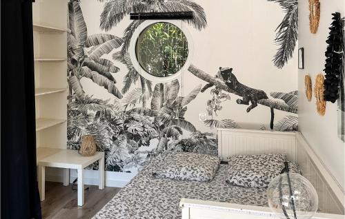 Ένα ή περισσότερα κρεβάτια σε δωμάτιο στο Stunning Home In Lge-cap-ferret With Outdoor Swimming Pool