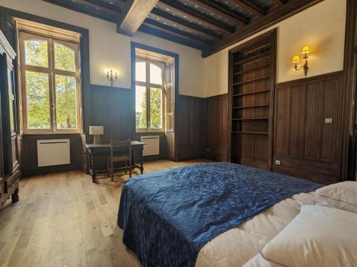 une chambre avec un lit, un bureau et des fenêtres dans l'établissement Appartement de Charme au Parc Balsan - Châteauroux, Près Centre Aquatique et Loisir - FR-1-591-556, à Châteauroux