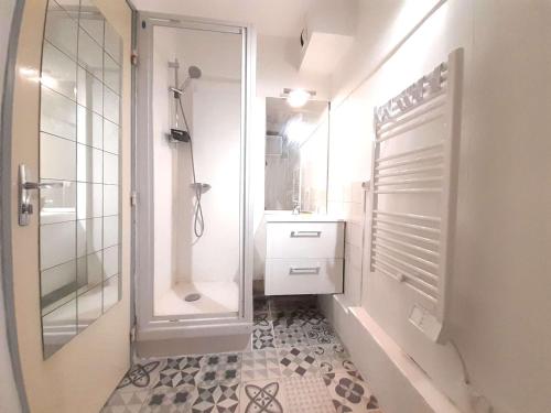 Ein Badezimmer in der Unterkunft Studio confort 4 pers avec casier à ski et équipements complets à Piau Engaly - FR-1-457-328