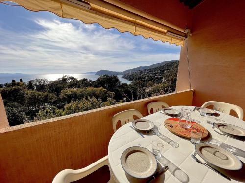 Appartement T3 avec mezzanine et parking au Rayol-Canadel - FR-1-226B-176