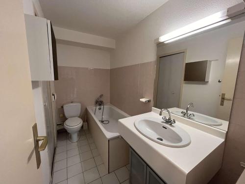 une salle de bain avec un lavabo et des toilettes dans l'établissement Appartement T3 avec mezzanine et parking au Rayol-Canadel - FR-1-226B-176, à Rayol-Canadel-sur-Mer