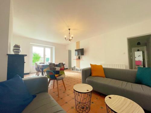 un salon avec un canapé et une table dans l'établissement Gîte avec grand jardin, vélos, animaux acceptés, ménage inclus et Wi-Fi à Restigné - FR-1-381-556, à Restigné