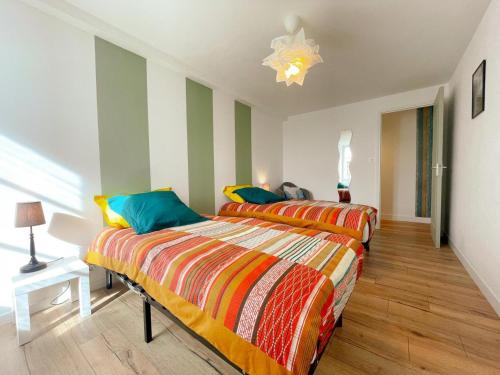 sypialnia z 2 łóżkami w pokoju w obiekcie Gîte Restigné, 4 pièces, 6 personnes - FR-1-381-556 w mieście Restigné