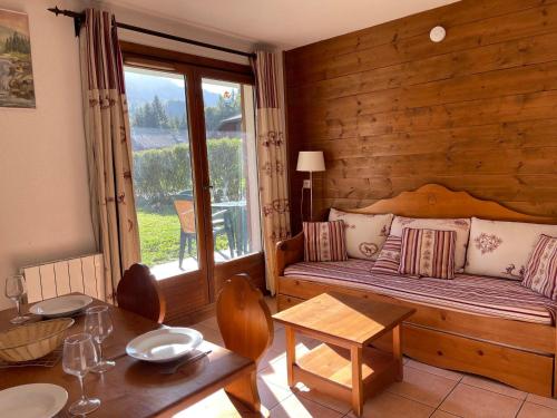 Appartement Calme avec Piscine, Terrasse et Skibus Proche Centre Samoëns - FR-1-624-144