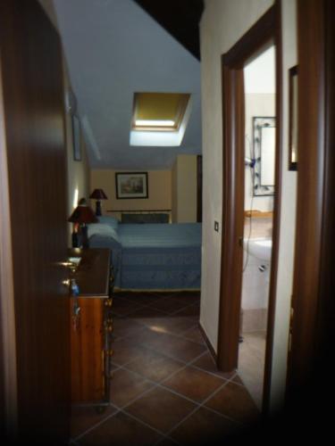 a room with a bedroom with a bed and a doorway at Casa Tavasso in Asti