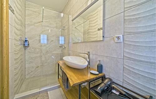 Kupatilo u objektu Beautiful Home In Licka Jesenica With Kitchen