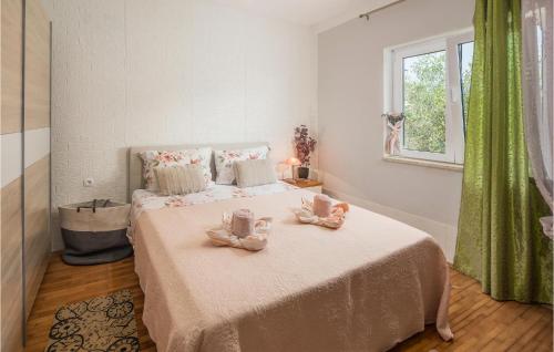 Un dormitorio con una cama con dos muñecas. en Awesome Home In Visnjan With Kitchen, en Višnjan