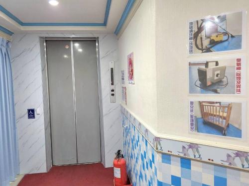 a hallway with a door in a room at Hua Ku Hotel in Tainan