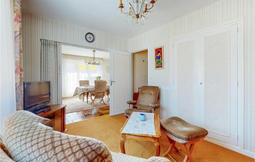 ein Wohnzimmer mit Sofa und Tisch in der Unterkunft 2 Bedroom Cozy Home In Royan in Royan