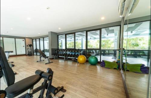 Un gimnasio con cintas de correr y equipos de ejercicio en un edificio. en Cozy 1 bedroom in prime Bangtao, en Bang Tao Beach