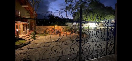Una puerta con graffiti en un patio por la noche en Cabañas flores de la cañada, 