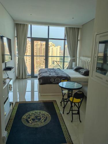 una camera d'albergo con letto, tavolo e sedie di 7 Palm Jumeirah a Dubai