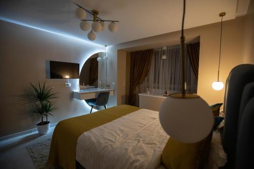 um quarto de hotel com uma cama e uma secretária em Alpasio Rentals 2 em Galaţi