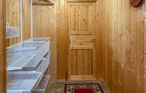 Bjorliにある3 Bedroom Nice Home In Bjorliの木製の壁と木製のドアが備わるキッチン