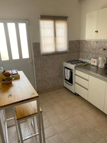 a kitchen with a stove and a counter top at Las Balda, tu casita en Viedma in Viedma