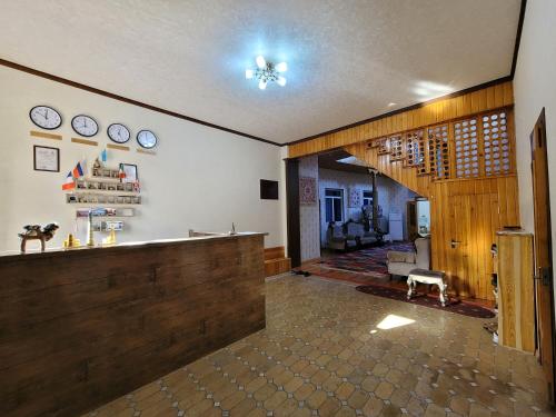 Habitación grande con vestíbulo con relojes en la pared en Khiva Siyovush Hotel en Khiva