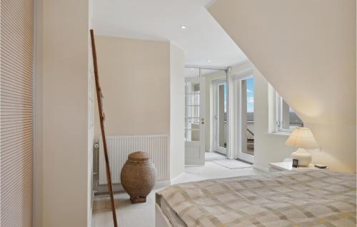 ein Schlafzimmer mit einem Bett und einen Flur mit Fenstern in der Unterkunft Awesome Home In Espergrde With House Sea View in Espergærde