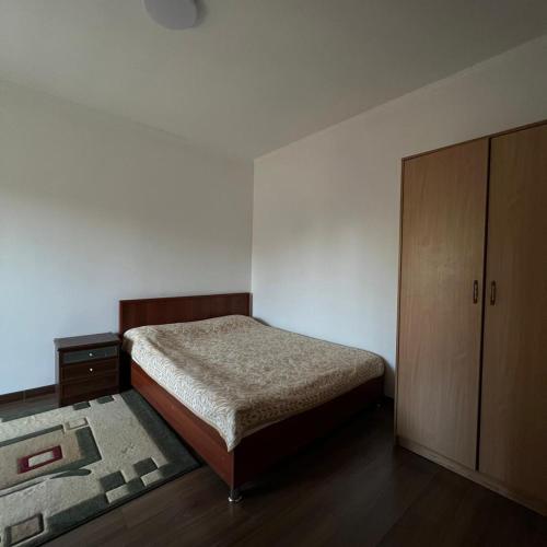 - une chambre avec un lit, une armoire et un tapis dans l'établissement Квартира Заремы, à Koshkolʼ