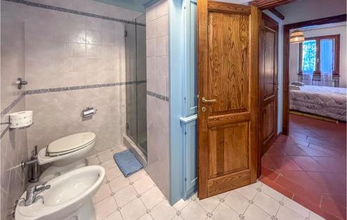 e bagno con servizi igienici e doccia. di Gorgeous Home In Monte San Savino With Kitchen a Monte San Savino